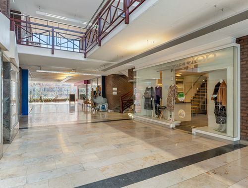                                         Handelszaak te huur in Genk, € 800
