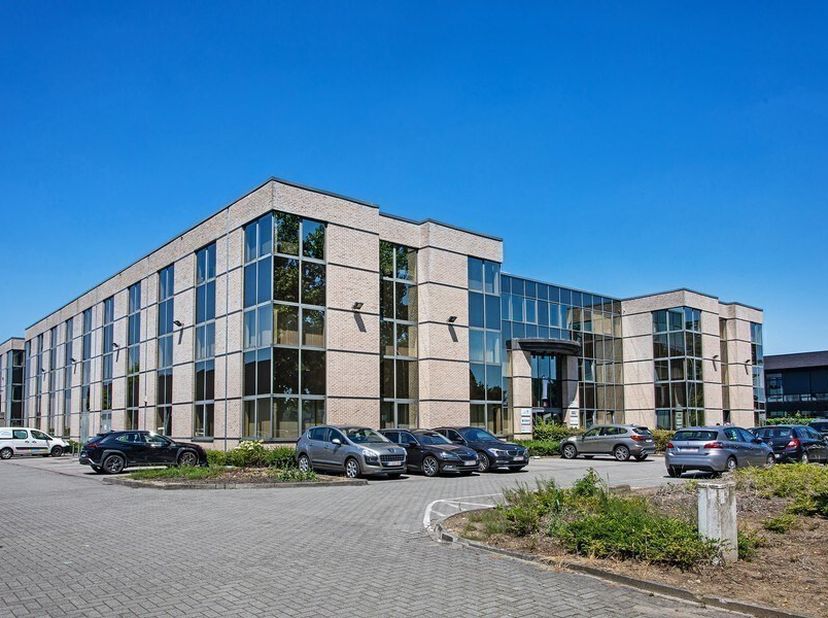1284m² kantoorruimte op het gelijkvloers (opsplitsbaar in 124m² + 392m² + 281m² + 487m²)<br />
Ligging: langs E19<br />
Specificaties: zonwerend en hi
