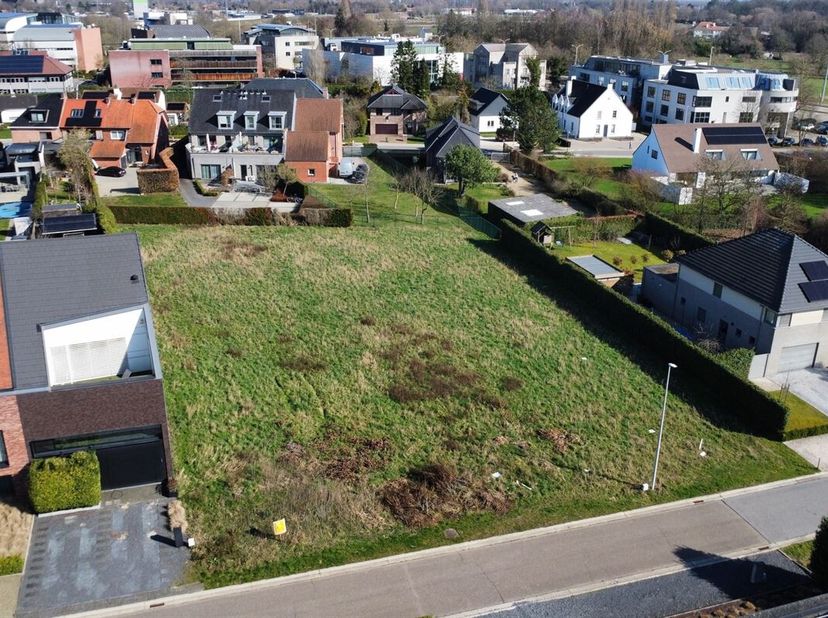 Deze residentiële bouwgrond (lot 1) van ±8 are 26 ca is rustig gelegen in een doodlopende straat, binnen de Grote Ring van Hasselt. Het perceel is bes