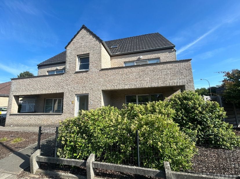Gelijkvloers appartement met 2 slaapkamers te huur in Lommel:Indeling: woonkamer, keuken, terras + tuin, nachthal, 2 slaapkamers, badkamer en apart to