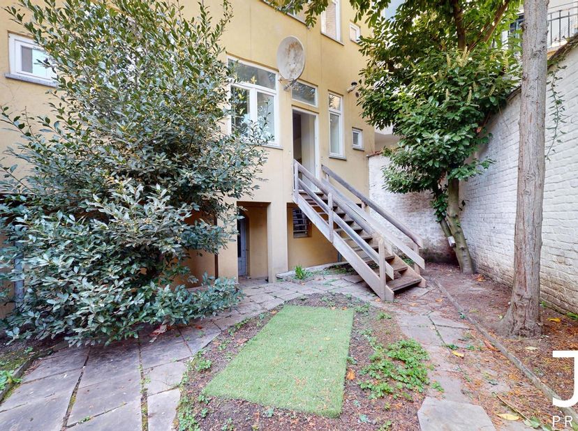 Op een steenworp van het Josaphatpark biedt J&amp;amp;J Properties u dit prachtig gerenoveerde appartement met één slaapkamer en een privatieve tuin aan,
