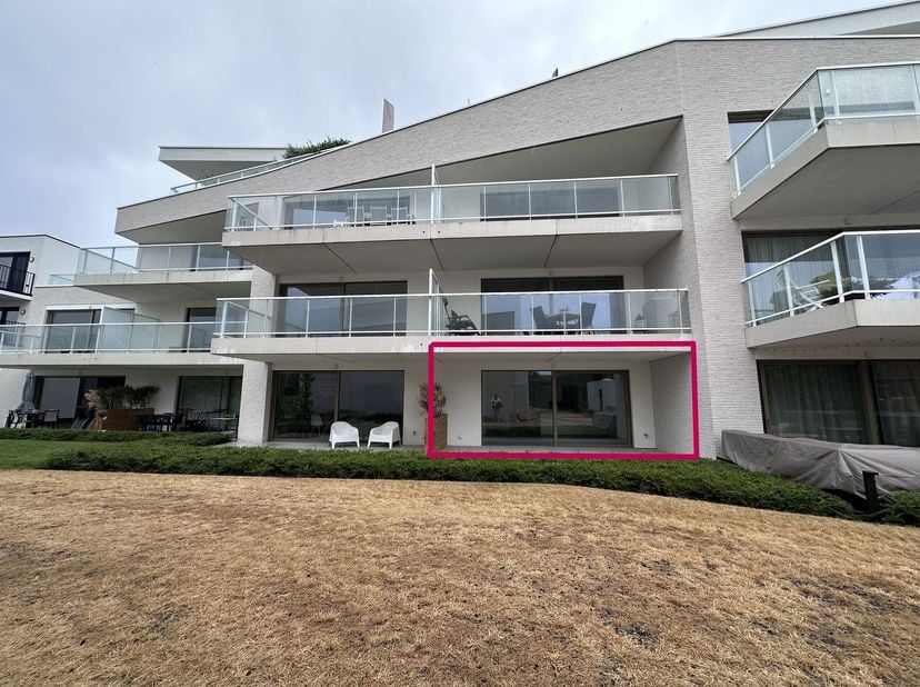 Ruim gelijkvloers nieuwbouwappartement met autostaanplaats!<br />
<br />
Indeling: <br />
Inkomhal, leefruimte met open keuken, berging, terras, to