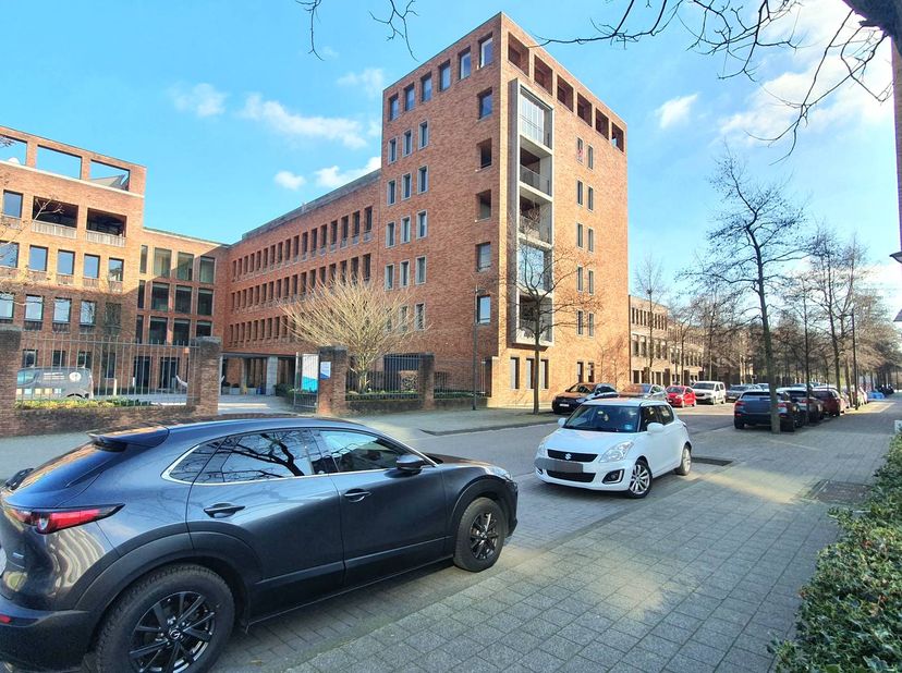 Bent u op zoek naar een appartement om te huren in Hasselt op een toplocatie? Dit lichtrijke appartement bevindt zich aan Quartier Bleu, één van de me