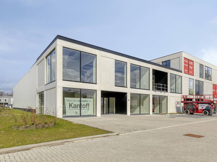 Bent u op zoek naar een kwalitatieve bedrijfslocatie om te huren? Dit prestigieuze vastgoed in Schoten biedt een unieke combinatie van een ruime produ