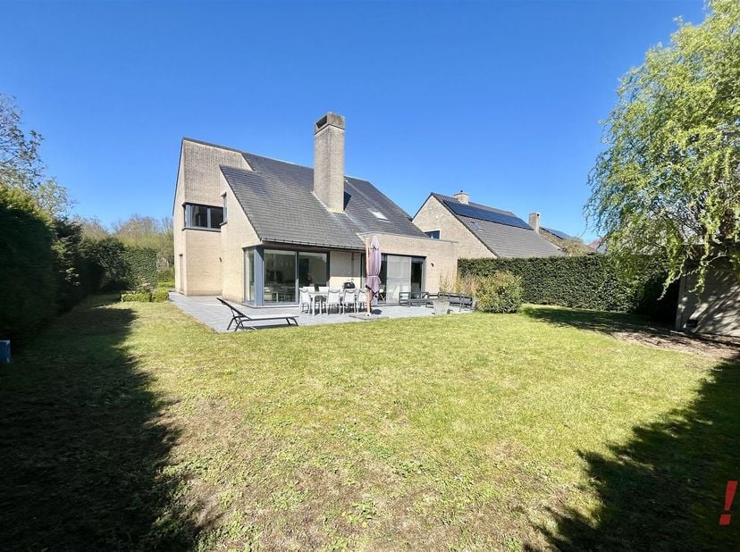 Kwalitatieve villa op een residentiële ligging nabij het Flamincka park, het dorpscentrum van Jabbeke en de E40.<br />
Deze woning omvat een royale i