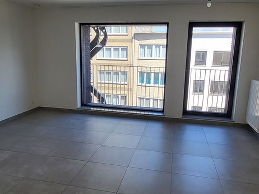Dit lichtrijke appartement beschikt over twee slaapkamers, waarvan één ruime slaapkamer en een tweede kamer die ideaal kan worden ingericht als bureau