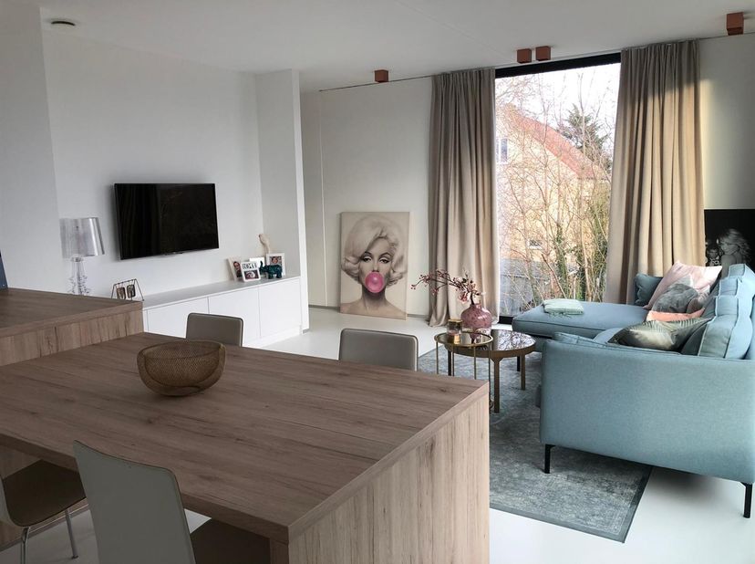 Dit appartement - BEN - bevindt zich op 2 km van het centrum van Lubbeek, op een zeer rustige ligging! <br />
Indeling: Via een trap kom je in de inko
