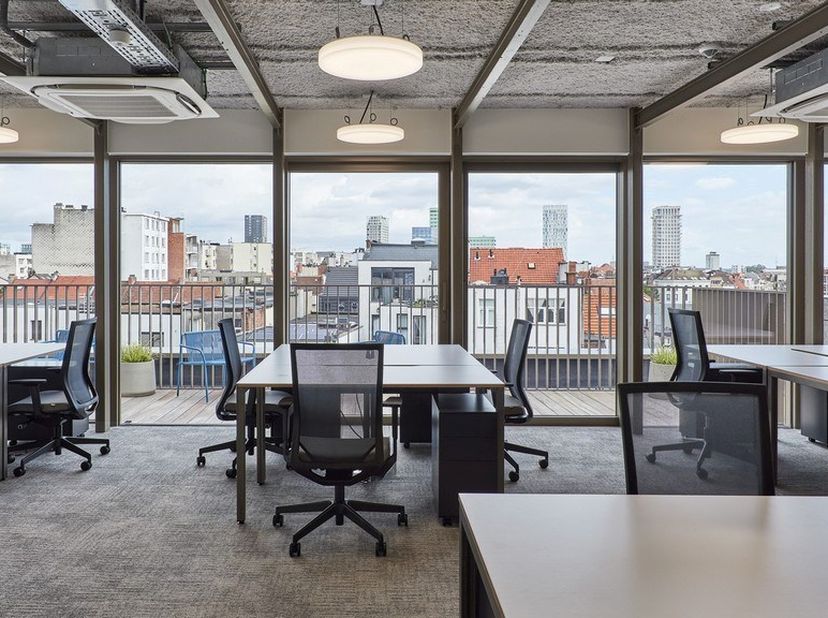727m² gemeubelde kantoren in Maritiem Huis (inrichting en indeling op maat mogelijk)<br />
Ligging: tussen Italiëlei (N1) en Rotterdamstraat nabij het