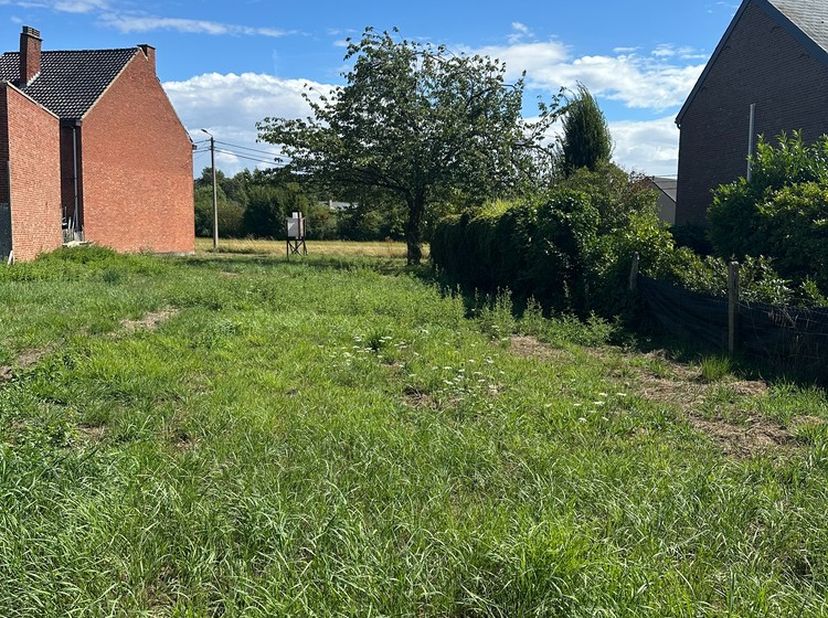 Bel Tom voor een afspraak of meer informatie: 0468 09 81 97!<br />
<br />
Deze bouwgrond, op een perceel van 6a46 voor een halfopen bevindt zich aan d