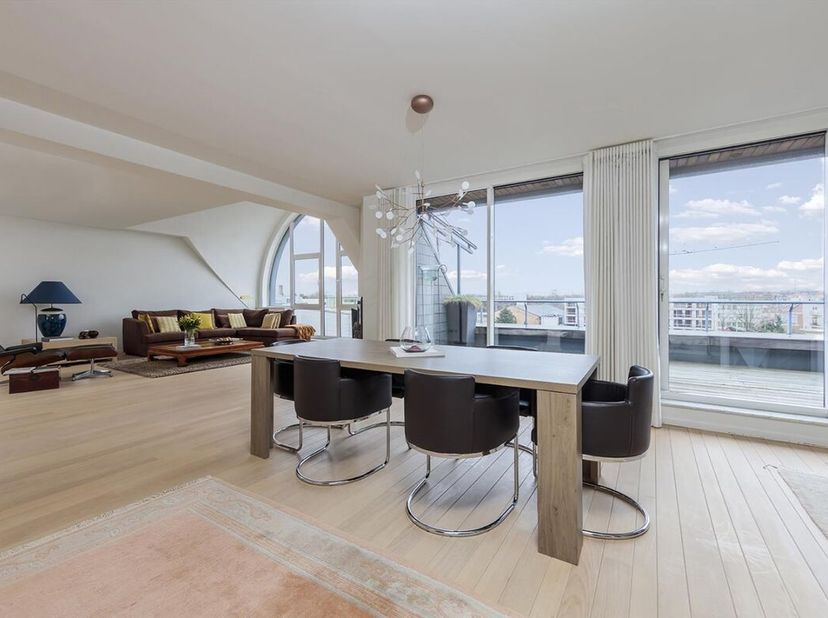In het centrum van Tienen, met een vlotte verbinding met de E40, ligt dit prestigieus duplex appartement op de bovenste verdieping (4de en 5de) van r