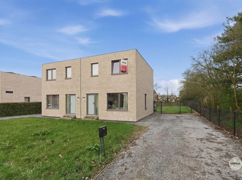 MAISON À ÉNERGIE NEUTRE AVEC 3 CHAMBRES À COUCHER<br />
De Miere 11A à Kozen (Nieuwerkerken) abrite cette propriété qui se trouve dans un endroit très