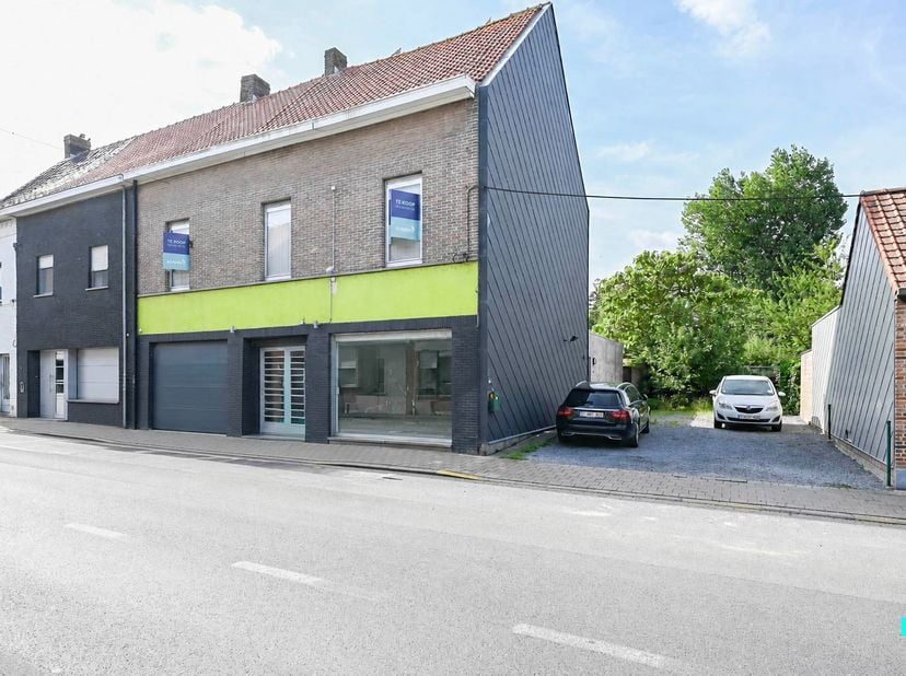 Dit te renoveren handelshuis met tal van mogelijkheden, nabij het centrum van Lauwe, biedt een unieke combinatie van wonen en werken. De eigendom besc
