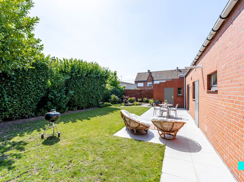Deze beperkt te moderniseren half open woning is gelegen tussen Roeselare en Rumbeke, met een uitstekende verbinding en alles vlakbij. Aangezien de wo