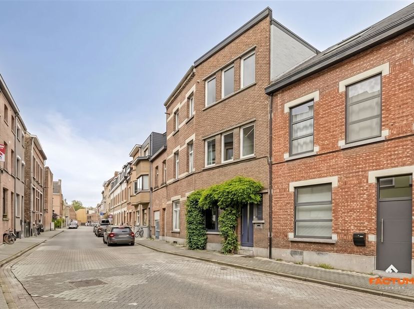 Op een uitstekende locatie in Mechelen, op wandelafstand van de Vaart en het Vrijbroekpark, bevindt zich deze ruime en instapklare woning. Dankzij de