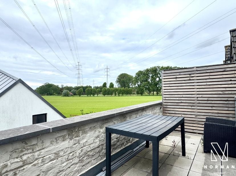 Welkom in dit duplexappartement gelegen op de eerste verdieping te Hulste.<br />
Bij het betreden van de woning kom je binnen in de inkomhal met apart
