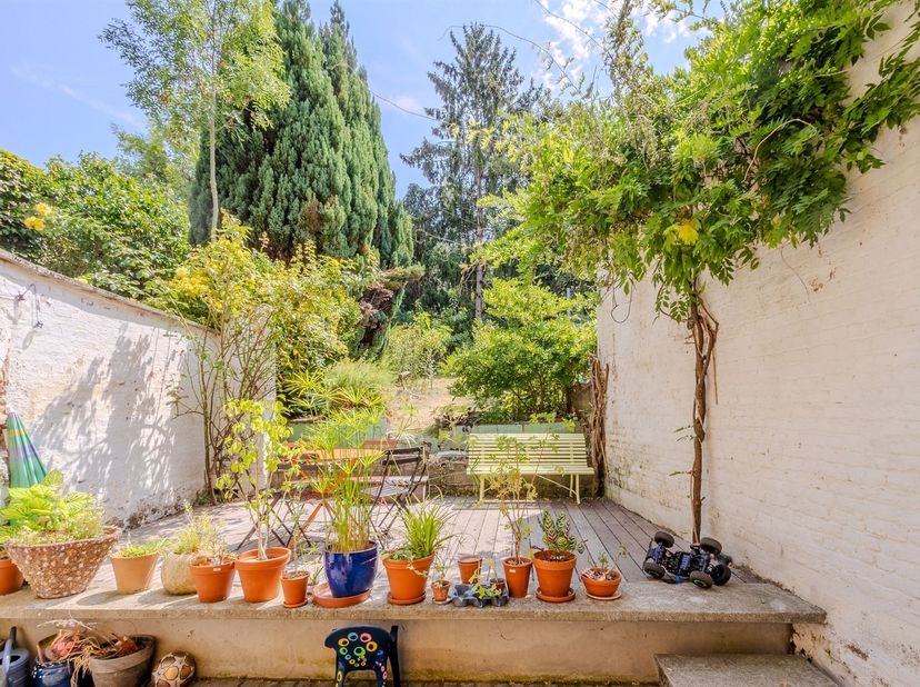Property One, votre partenaire immobilier à Uccle, vous propose cette agréable maison familiale idéalement située à proximité de la Place Saint-Job, d