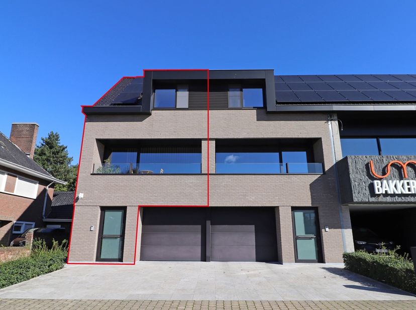 Lichtrijke woning in het centrum van Pittem nabij school, supermarkten,...<br />
De woning bestaat uit 3 niveaus: de benedenverdieping beschikt over e