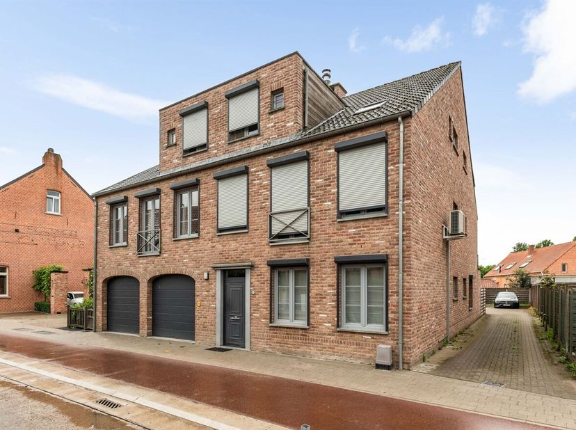 Openhuizendag op zaterdag 13 juni 2026 van 15u30 - 16u30<br />
Instapklaar gelijkvloers appartement met 3 slaapkamers en terras in Morkhoven<br />
 He