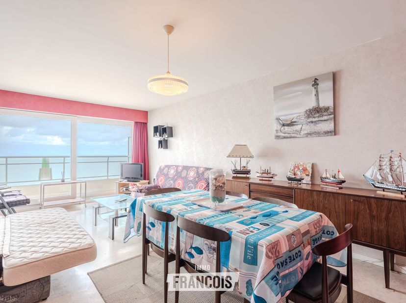 Op de 9de verdieping van de Zeedijk 34 in Middelkerke bevindt zich dit appartement met een bewoonbare oppervlakte van 56 m². Dankzij de ligging op een