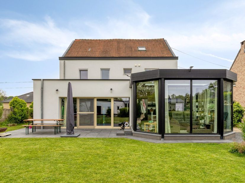 Deze instapklare villa ligt op wandelafstand van Lidl, Hubo en apotheek, 5 minuten rijden van Gouden Kruispunt en 5 minuten of minder rijden van alle