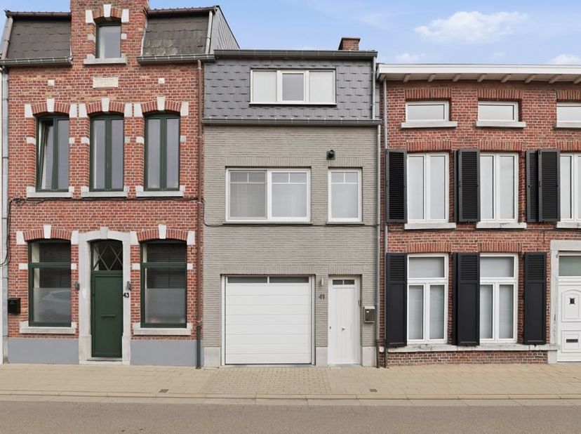 Gelegen in de Gasthuisstraat bevindt zich deze charmante stadswoning op een uiterst gegeerde locatie. Hier woon je op wandelafstand van het bruisende