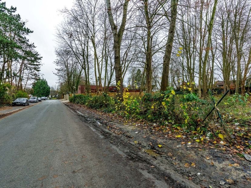 Nabij 't centrum van Dikkelvenne en toch midden in 't groen.<br />
De aanwezige bomen vertellen een sterk verhaal.<br />
Er is een goedgekeurde verkav