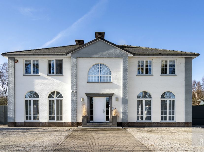 INDELING<br />
Op het gelijkvloers bevindt zich een royale inkomhal met twee gastentoiletten: één voor privégebruik en één voor professioneel gebruik.