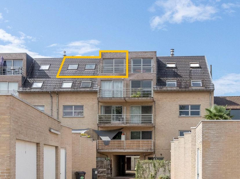 9400 Ninove, Bruchtdam 74 bus 5. Dit éénslaapkamerappartement is gelegen op de 4e verdieping. Een trap en lift zijn aanwezig. Het appartement omvat: i