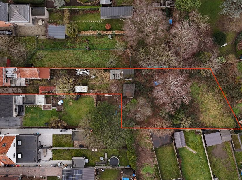 Renovatie of heropbouw van deze woning kan beiden aan 6%BTW!<br />
Het verrassend grote perceel zorgt voor mogelijkheden tot houden van dieren, combin