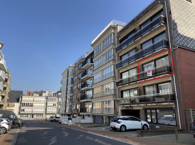 In de Sint-Idesbaldusstraat te Koksijde vinden we dit goed onderhouden appartement van 72 m² te koop. Rustig gelegen met het strand om de hoek en op w