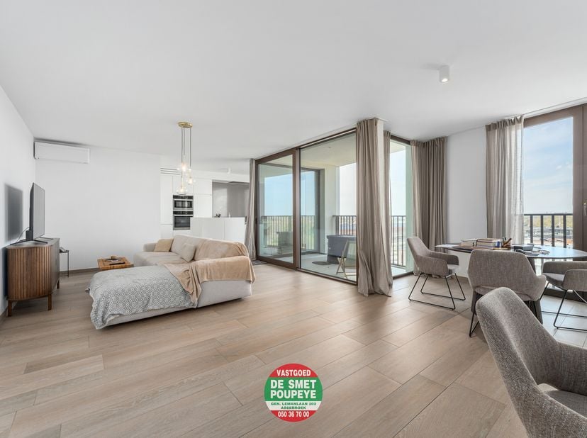 Dit prachtige appartement op het 9de verdiep bevindt zich in de unieke residentie De Penthouses te Brugge. Dankzij de "high in the sky"-ligging geniet