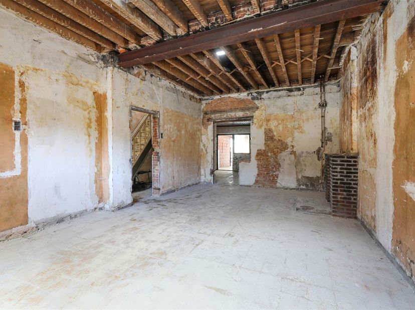 Te renoveren woning met mogelijkheid tot 6 slaapkamers op gunstige locatie <br />
<br />
Ligging :<br />
+ Centraal gelegen aan een belangrijke ver