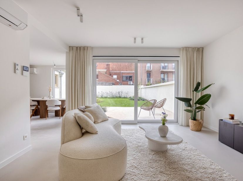 À vendre : appartement entièrement rénové (2026) avec jardin privatif à Nieuport-Ville Au cur de Nieuport-Ville se trouve cet exceptionnel appartement