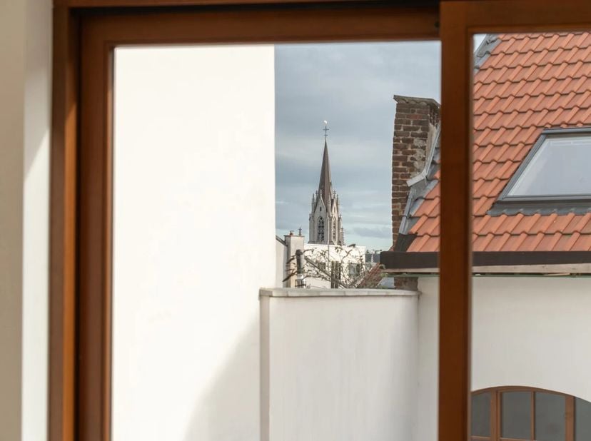 Situé au cur du très prisé quartier Stassart à Ixelles, découvrez ce superbe appartement une chambre ayant bénéficié dune rénovation lourde avec des m