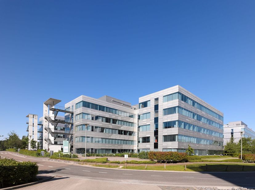 Kantoor&amp;nbsp;met een oppervlakte van 1.277 m² te huur.<br />
Gelegen op amper 500 m van de R0 exit Zaventem. Tevens op amper 5,5 km van de R21 en op 4