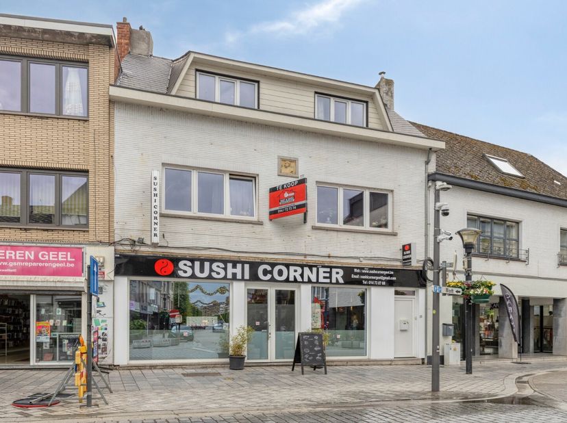 Deze handelswoning is aan de markt van Geel gelegen. Gezien zijn unieke ligging zijn alle faciliteiten zoals horeca, winkels, scholen en OV binnen han