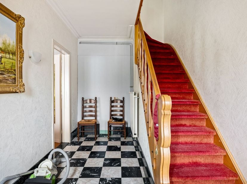 Op de Stationssteenweg 137 in Kessel bevindt zich deze halfopen bebouwing met heel wat potentieel. De woning dient gemoderniseerd en gerenoveerd te wo