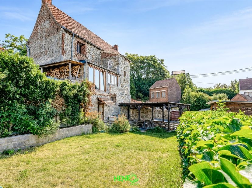 Située à quelques pas des Bastions dans une impasse, cette maison de caractère offre un cadre de vie alliant charme de l'ancien et confort moderne.<br