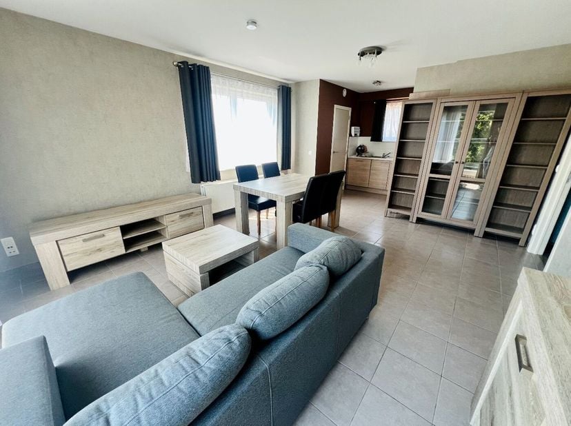 Gezellig 1-slaapkamerappartement gelegen op de bovenste verdieping van een verzorgd appartementsgebouw bereikbaar via lift in de rand van Tienen, met