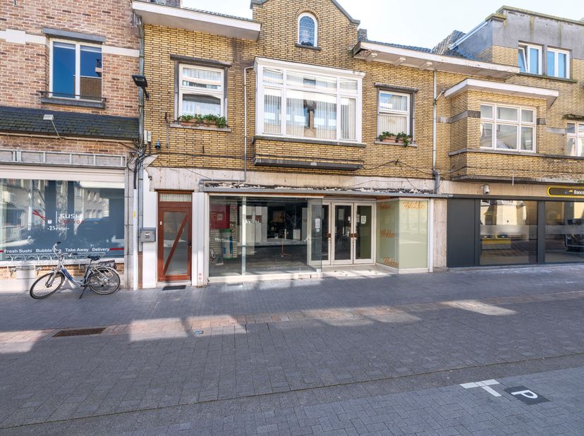 Ideaal gelegen handelspand van 667m² gelegen op een toplocatie in het bruisende centrum van Bree. <br />
Bree geniet een prachtig historisch stadscent