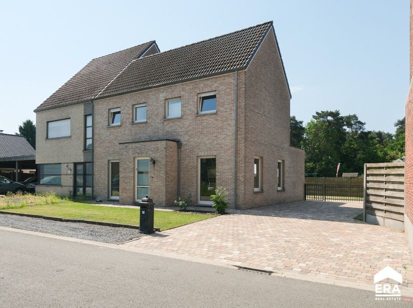[[ DIT PAND NEEMT DEEL AAN DE ERA OPEN HUIZEN DAG OP 13/6 VAN 14:30 TOT 15:30 ]] Te koop: instapklare halfopen woning aan de Sint-Jozefstraat, Lommel,
