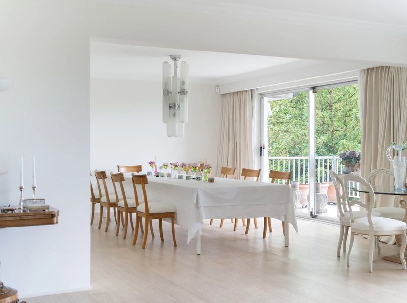 Victoire-Junot stelt u dit prachtige volledig gerenoveerde viergevelappartement voor met een oppervlakte van ± 305 m², plus terras en een aparte studi