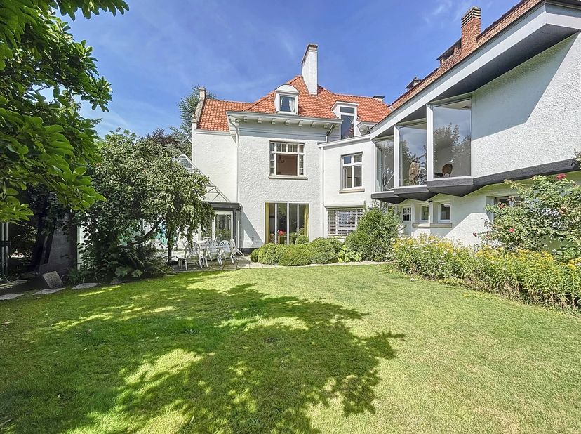 Discreet gelegen aan een van de meest gewilde lanen van Ukkel, biedt Barnes je een uitzonderlijke woning, vol charme en potentieel.<br />
Dit herenhui