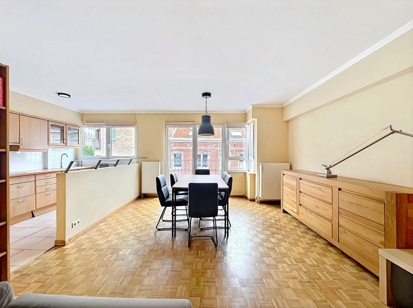 Gepresenteerd door Carla Rodriguez : 0494 07 97 54 / carla.rodriguez@victoire.be<br />
Victoire Junot biedt u dit lichte gemeubileerde appartement aan