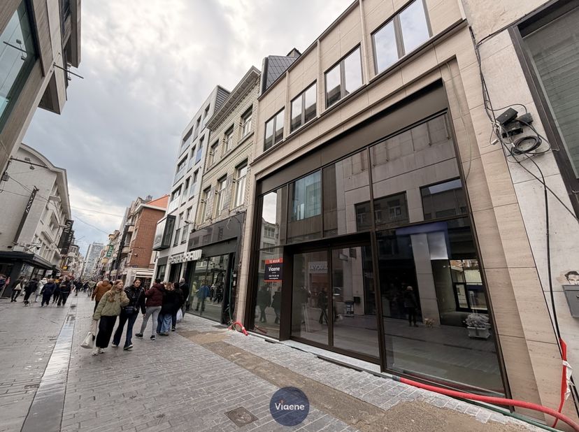 Handelspand op AAA-locatie Kapellestraat - commercieel gelegen nabij het Wapenplein in een uiterst drukke passageligging - nieuwbouwpand met een klass