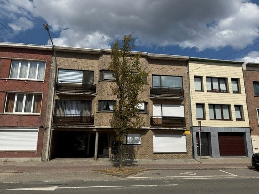 Dit lichtrijk appartement is gelegen op de 2de en bovenste verdieping van een kleinschalig gebouw in de Groenendaallaan 110 in Merksem met directie co
