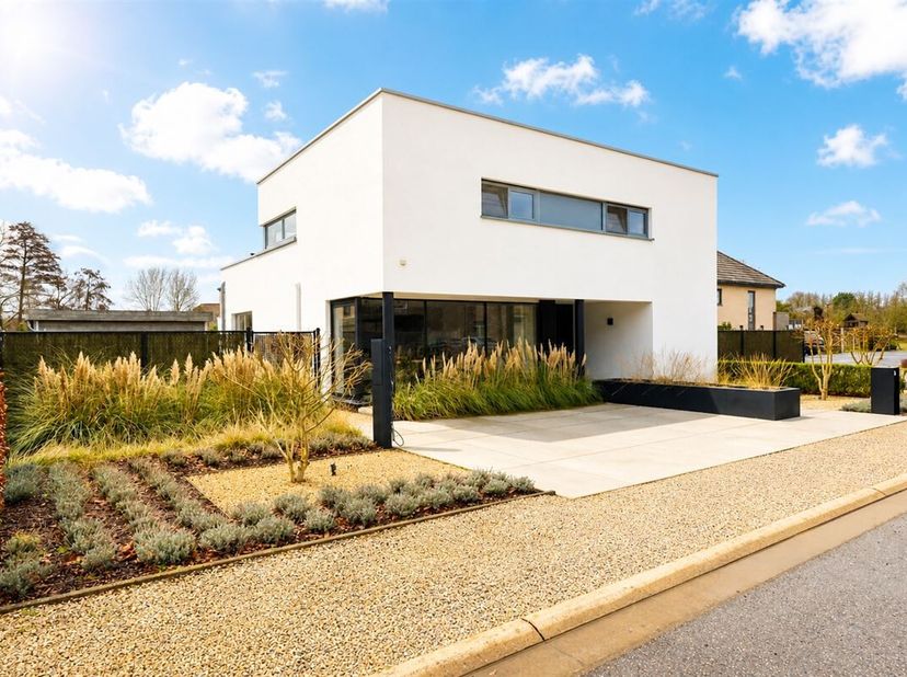 Stijlvolle energiezuinige open bebouwing met zuidgerichte tuin én aparte bureauruimte in residentiële omgeving<br />
Omgeving:<br />
+ Rustig en resid