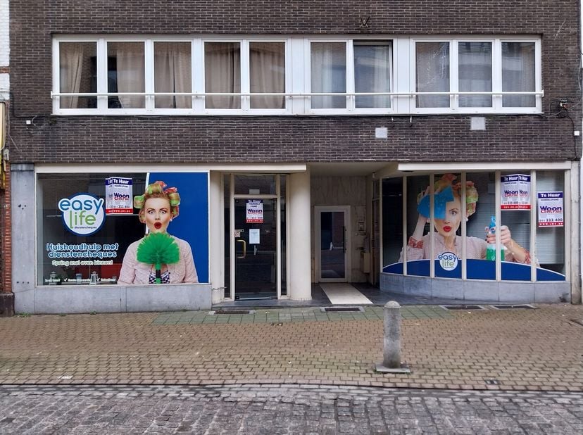 Handelsgelijkvloers met een oppervlakte van 100 m². Het pand wordt momenteel uitgebaat als een interimkantoor.  Bestaande uit: landschapskantoren verd