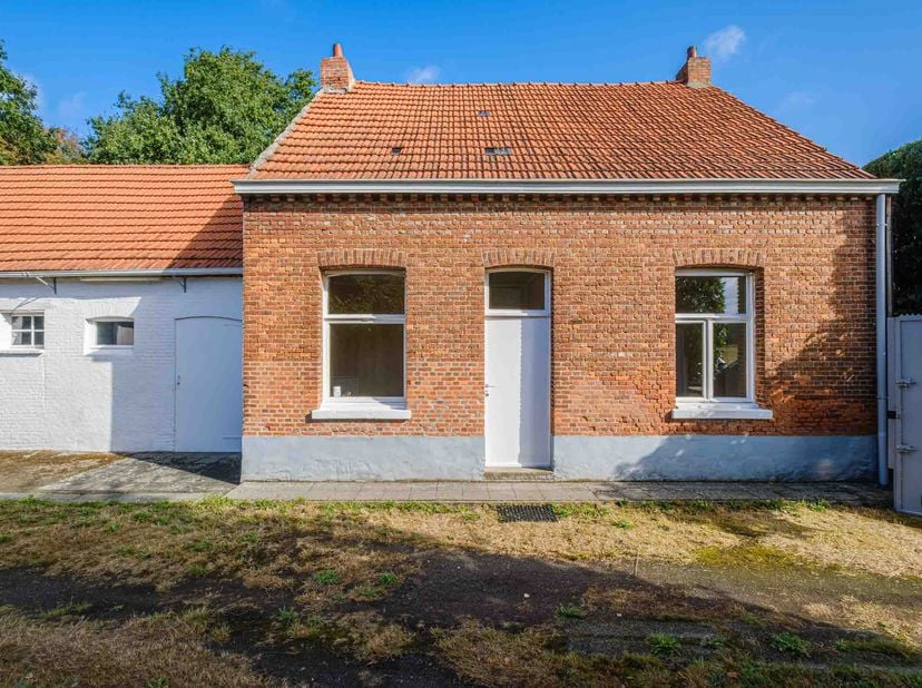 TE RENOVEREN WONING -<br />
<br />
Op prachtig perceel met een oppervlakte van 10.760 m². <br />
Indeling:<br />
- gelijkvloers: inkom, zitruimte/slaa