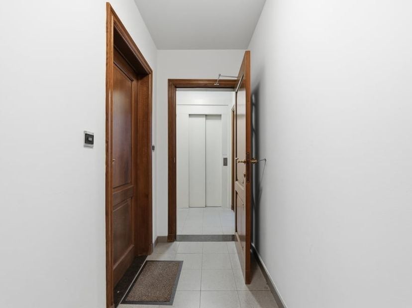 Ruim en lichtrijk appartement met een bewoonbare oppervlakte van 115 m², gelegen op een toplocatie aan de Grote Markt in Sint-Truiden. Dit proper afge